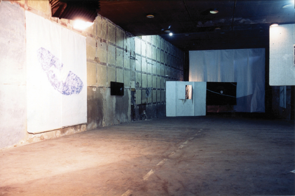 attila szucs, News, installation view2, Újlak Mozi, Budapest, 1990